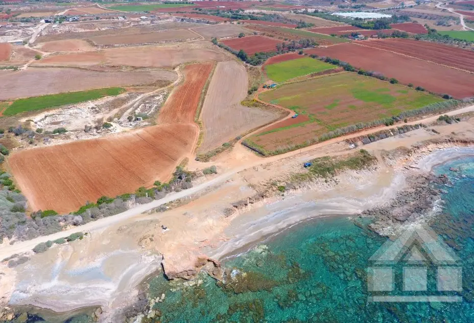 Touristic Land right on the beach!