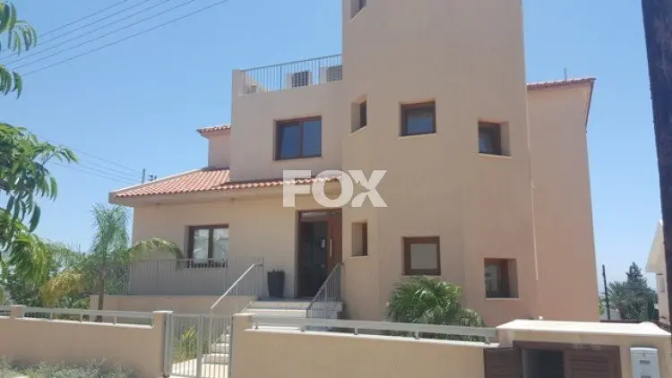 בית פרטי 6 חד׳ למכירה באגיה פילה — אגיה פילה