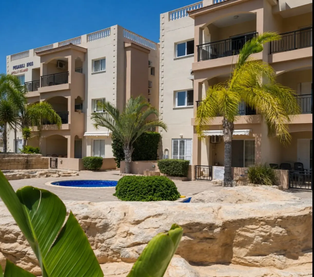 Spacious 2-Bedroom Ground Floor Apartment in Universal – Pet Friendly